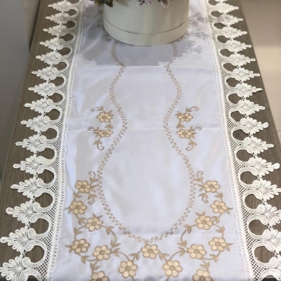 Trilho de mesa bordado com guipir 